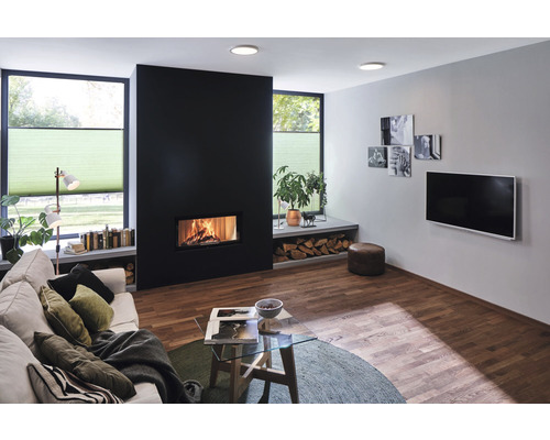 Wohnzimmer mit Kamin, Sofa, Fernseher und Holzboden für eine gemütliche Atmosphäre
