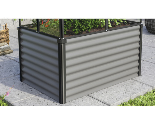 Hochbeet aus gewelltem Metall im Garten