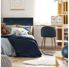 Kinderzimmer mit Bett, Schreibtisch und Stuhl in hellem Design