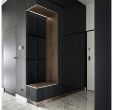 Flur mit Garderobe, Türen und Marmorboden