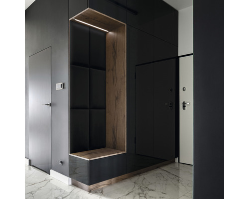 Flur mit Garderobe, Türen und Marmorboden