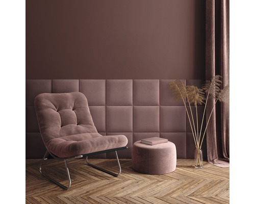 Wohnzimmer mit Sessel, Hocker, Wandpaneelen und Dekorationsgegenständen auf Holzboden