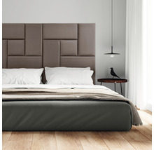 Schlafzimmer mit gepolstertem Bettkopfteil, Nachttisch und Lampe