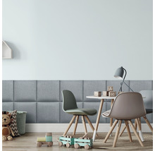 Kinderzimmer mit Akustikpaneelen, Tisch und Stühlen