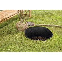 Gartenszene mit einer Pflanze im Jutesack, einer Pflanzscheibe und einer Schaufel auf Rasen.