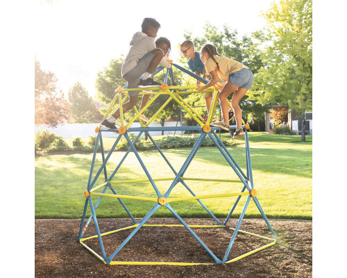 Kinder klettern auf einem Geodät-Klettergerüst im Garten