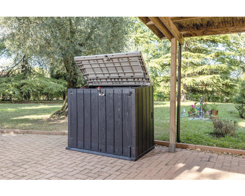 Geöffnete Gartentruhe aus Kunststoff mit Holzoptik im Außenbereich