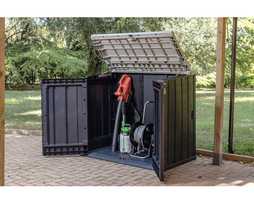 Geöffneter Gartenschrank mit Gartengeräten im Freien
