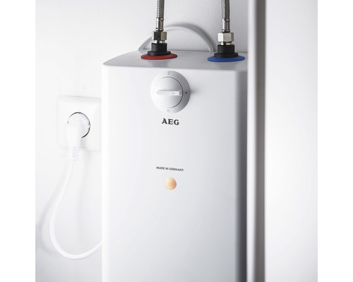 Elektrischer Warmwasserbereiter von AEG an der Wand montiert mit Temperaturregler und Stromanschluss