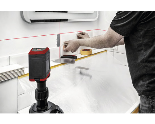 Fliesenverlegung mit Fliesenlegerwerkzeug und Laser