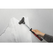 Tapetenschaber im Einsatz zum Entfernen von Tapeten von einer Wand