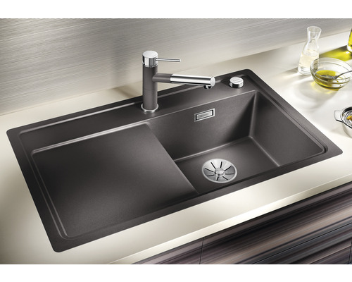 Spüle mit Abtropffläche und Wasserhahn