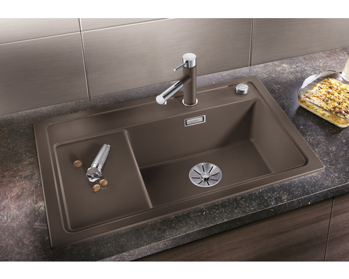 Küchenspüle mit Abtropffläche und Armatur auf einer Küchentheke.