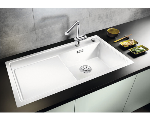 Spüle mit Abtropffläche, Einhebelmischer und Ablaufgarnitur in einer modernen Küche.