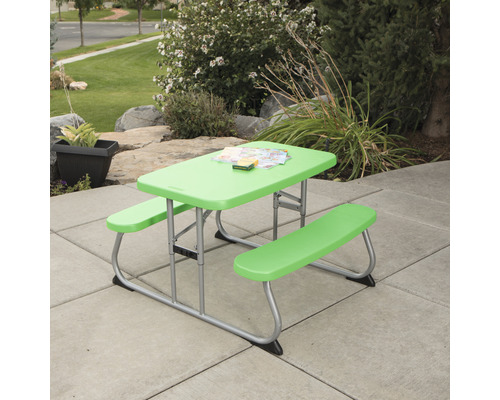 Grüner Kindertisch mit Bänken für den Außenbereich