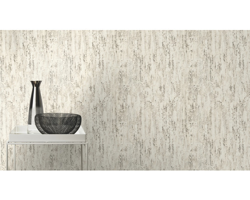 Nahaufnahme einer Wand mit gemusterter Tapete, dekoriert mit einer Vase und einer Schale auf einem Beistelltisch