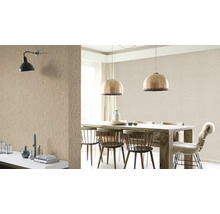 Esszimmer mit Esstisch, Stühlen, Pendelleuchten und einer Wand mit Struktur Tapete.