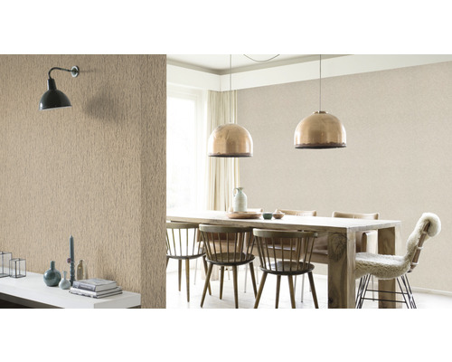 Esszimmer mit Esstisch, Stühlen, Pendelleuchten und einer Wand mit Struktur Tapete.