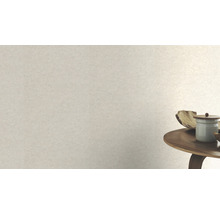 Wandfliesen mit Muster und ein Holztisch mit Dekoration