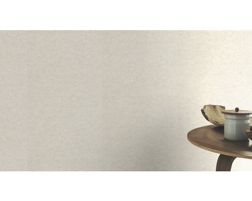 Wandfliesen mit Muster und ein Holztisch mit Dekoration