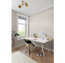 Arbeitszimmer mit Schreibtisch, Stuhl, Zimmerpflanze und gemusterter Tapete