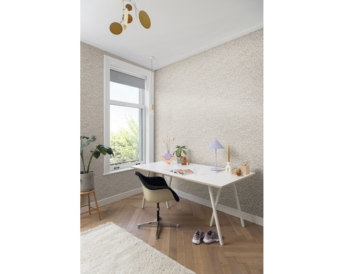 Arbeitszimmer mit Schreibtisch, Stuhl, Zimmerpflanze und gemusterter Tapete