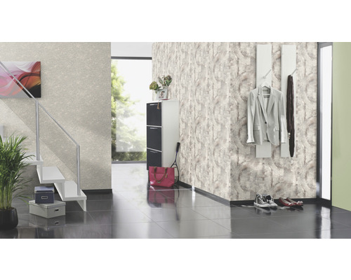 Heller Eingangsbereich mit Treppe, Schuhschrank und Wandgarderobe