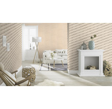 Helles Wohnzimmer mit gemusterter Tapete, Sofa, Kamin und dekorativen Elementen für ein gemütliches Ambiente.