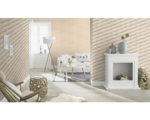 Helles Wohnzimmer mit gemusterter Tapete, Sofa, Kamin und dekorativen Elementen für ein gemütliches Ambiente.