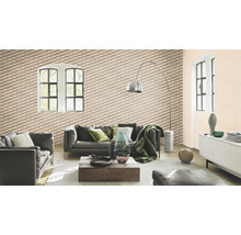 Wohnzimmer mit Design Tapete, Couch und Fenstern.