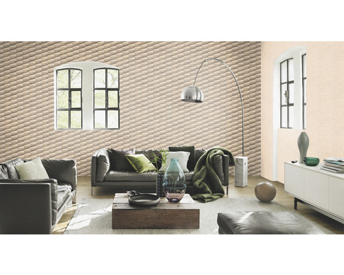 Wohnzimmer mit Design Tapete, Couch und Fenstern.