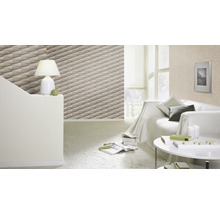 Wohnzimmer mit geometrischer Tapete, Sofa und Tisch