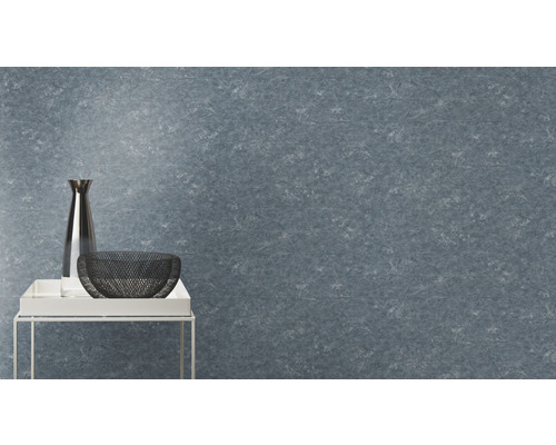 Dekorative Wand mit floralem Muster, Tisch mit Vase und Schale