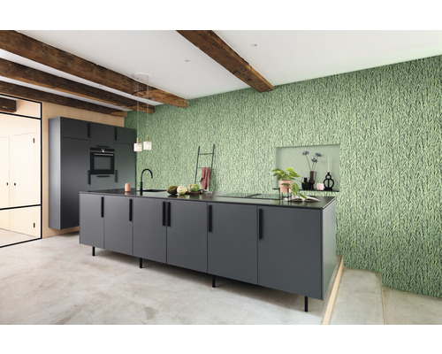 Helle Küche mit Kücheninsel, Küchenschränken und Wandtapete mit Grasmuster