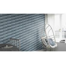 Ein Zimmer mit einer Wandtapete mit geometrischem Muster und einem Hängesessel.