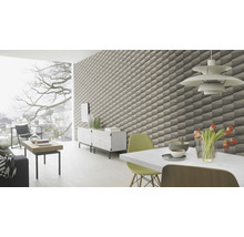 Wohnraum mit geometrischer Tapete, Esstisch und Wohnzimmermöbeln