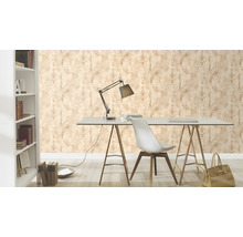 Dekoratives Arbeitszimmer mit gemusterter Tapete, Schreibtisch und Bücherregal