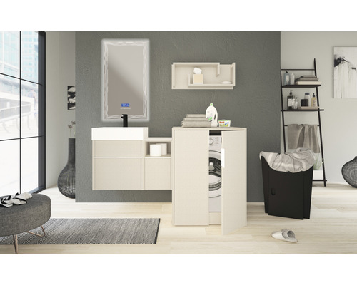 Modernes Badezimmer mit Waschbecken, beleuchtetem Spiegel, Waschmaschine und Wäschekorb