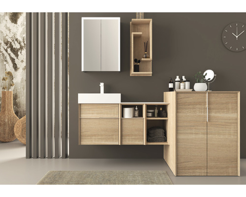 Modernes Badezimmer mit Waschtisch, Spiegelschrank, Regal und Unterschrank