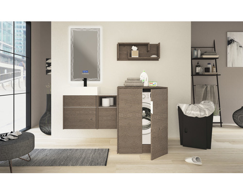Badezimmer mit Waschbecken, beleuchtetem Spiegel, Waschmaschine und Wäschekorb