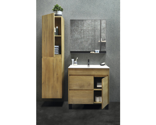 Badezimmer mit Waschtisch, Spiegel und Hochschrank