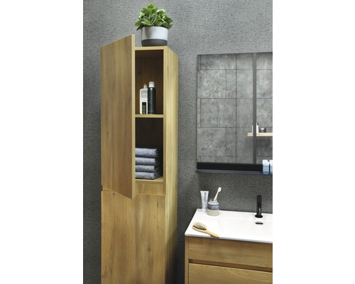 Badezimmer mit Hochschrank, Waschbeckenunterschrank und Spiegel