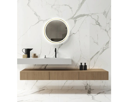 Modernes Badezimmer mit Marmorfliesen, Waschtisch und rundem Spiegel