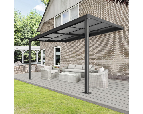 Freistehende Terrassenüberdachung aus Aluminium mit Sitzgruppe auf einer Terrasse