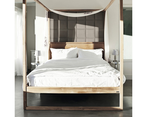 Bett mit Baldachin, Bettwäsche und gepolstertem Kopfteil im Schlafzimmer