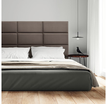 Modernes Schlafzimmer mit Bett, Nachttisch und Lampe