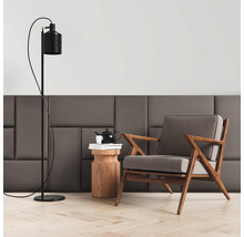Wohnzimmer mit Sessel, Stehlampe und Beistelltisch