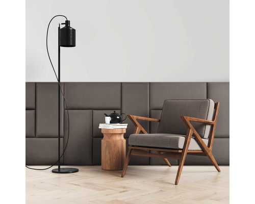 Wohnzimmer mit Sessel, Stehlampe und Beistelltisch