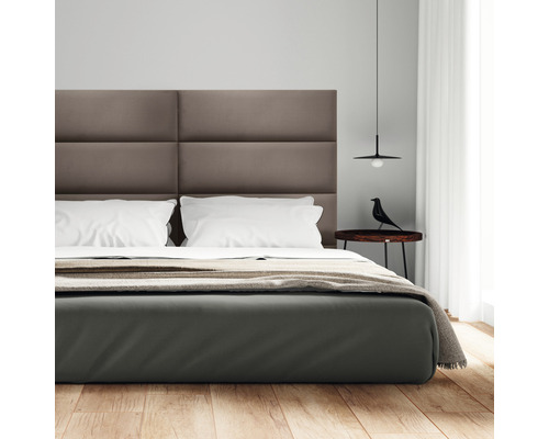 Schlafzimmer mit Bett, Nachttisch und Lampe