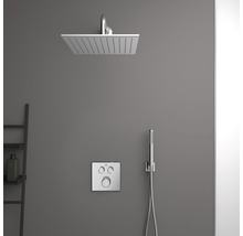 Quadratische Kopfbrause mit Handbrause und Steuerungselementen in einem Badezimmer.